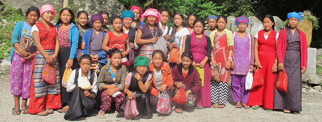 saano kosheli, cadeautje, blije vrouwen met ontvangen pakketjes,  herbruikbaar en wasbaar maandverband